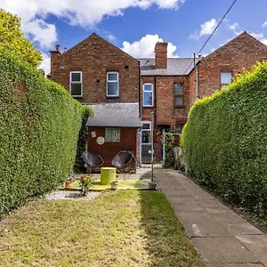 Traditional Quiet Townhouse With Two Bedrooms And Private Garden Great For Airport Crew And Professionals Holiday home